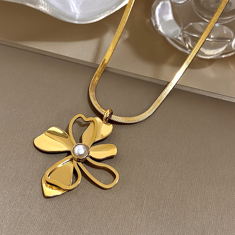 Golden Openwork Flowers Imitation Pearl Pendant Necklace